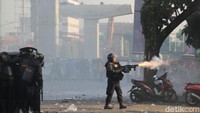 Polisi memang berulangkali menembakkan gas air mata menghalau mahasiswa mendekat ke gedung DPRD Sulsel.