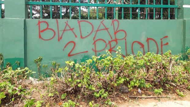 Coretan Nakal di Tembok DPR: 'Jokowi Bohong' sampai 'Kembali Orba'