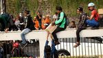 Air Minum dari Warga Untuk Mahasiswa yang Demo di Depan DPR