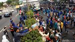 Air Minum dari Warga Untuk Mahasiswa yang Demo di Depan DPR