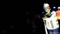 Basuki meninjau uji beban Jalan tol Layang Jakarta-Cikampek.