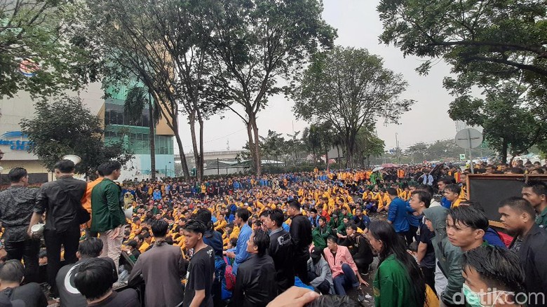 Diguyur Hujan Deras, Aksi Mahasiswa Tolak RUU KUHP di Sumsel Jalan Terus Diguyur Hujan Deras, Aksi Mahasiswa Tolak RUU KUHP di Sumsel Jalan Terus
