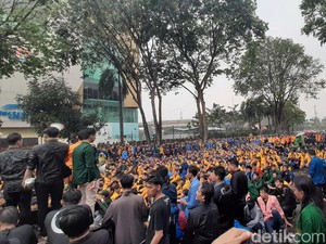 Diguyur Hujan Deras, Aksi Mahasiswa Tolak RUU KUHP di Sumsel Jalan Terus