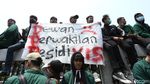Deretan Tulisan Nyeleneh di Demo Mahasiswa Depan Gedung DPR