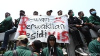 Sejumlah mahasiswa telah berkumpul di kawasan depan gedung DPR untuk ikut serta dalam aksi demonstrasi tersebut.