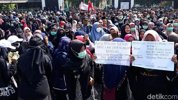 Di Simpang Empat Manahan Solo, Massa #BengawanMelawan Gelar Orasi