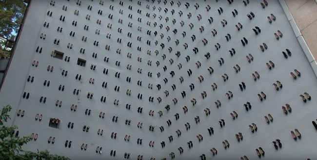 Ia memilih high heels, karena sepatu ini merupakan simbol femininitas dan ketangguhan wanita. Ia juga berharap para wanita bisa punya kemandirian yang bisa menghindarkannya dari kekerasan yang dilakukan suami sendiri. Foto: Bored Panda/Yankose