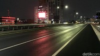 Begini penampakan Jalan Tol Dalam Kota (Dalkot) yang tampak lengang.