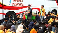 Ramainya aksi demo di depan gedung DPR tersebut memberikan berkah tersendiri bagi para pedagang keliling yang berjualan di sana.