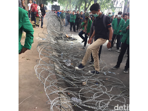 Demo Mahasiswa di Medan Ricuh, Kantor DPRD Sumut Dilempari Batu