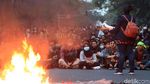 Mahasiswa Masih Bertahan di Depan Gedung DPRD Jabar