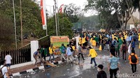 Setelah tembakan gas air mata, mahasiswa secara perlahan mundur. Situasi kembali normal setelah polisi dengan tameng lengkap merapat.