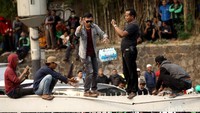 Selain air minum ada pula warga maupun pengendara yang melintas di jalan tol dalam kota yang memberikan bantuan seperti makanan bahkan tisu.