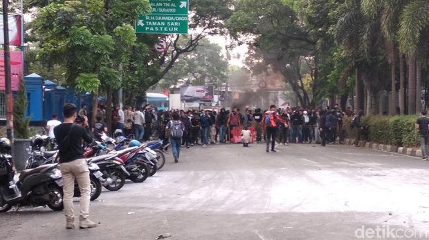 Sempat Ricuh, Mahasiswa Masih Bertahan di Sekitar Gedung DPRD Jabar