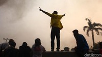 Mahasiswa terpecah ke dua arah, sebagian bertahan di jalan layang Slipi arah Grogol dan sebagian lagi ke arah Gelora Bung Karno (GBK).