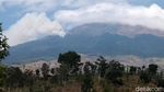 Penampakan Kepulan Asap Kebakaran di Gunung Sumbing