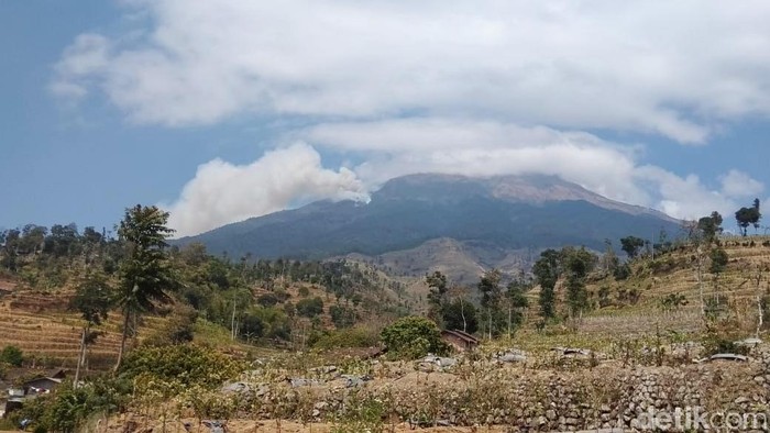  Penampakan  Kepulan Asap Kebakaran di  Gunung  Sumbing Foto 2