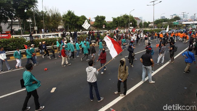 Demo Rusuh Bikin Rupiah dan IHSG Goyah