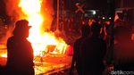 Mahasiswa Bertahan di Belakang Gedung DPR dan Bakar Sejumlah Barang