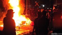 Mahasiswa berkumpul di Jalan Palmerah Timur dekat pintu kereta.