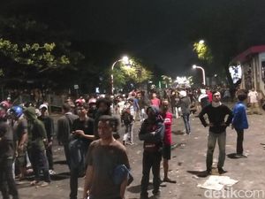 Mahasiswa dan Warga Masih Bentrok di Makassar
