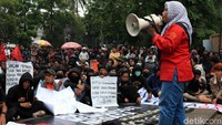 Massa menyerukan DPRD bubar. 