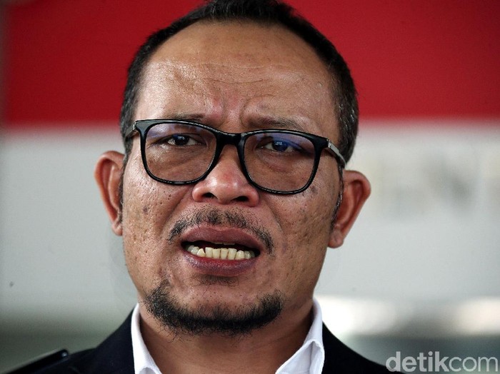 Menteri Ketenagakerjaan Hanif Dhakiri ditunjuk jadi Plt Menpora. Ia pun mulai berkantor pertama kali di Kantor Kemenpora, Jakarta.