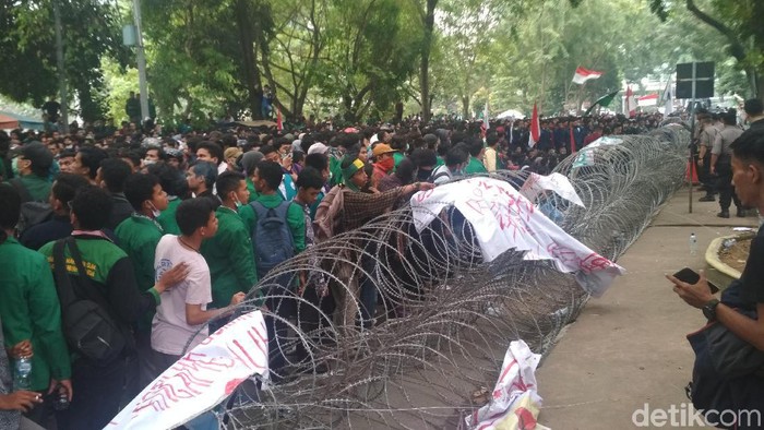 Demo di DPRD Sumut, Mahasiswa Goyang-goyang Kawat Berduri