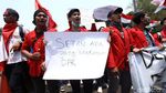 Deretan Tulisan Nyeleneh di Demo Mahasiswa Depan Gedung DPR