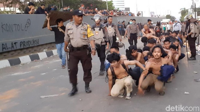 Demo Ricuh, Puluhan Mahasiswa Makassar Diamankan Polisi