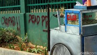 Coretan-coretan tersebut nampak ditulis maupun digambar dengan menggunakan pilok berbagai warna.