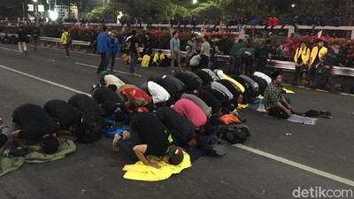 Massa Aksi Gelar Salat Maghrib Berjamaah di Tol Dalkot