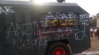 Tampak bagian samping mobil water cannon dicoret-coret menggunakan cat semprot (Foto: Mochammad Zhacky/detikcom)(