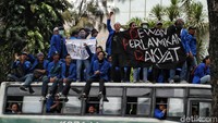 Ada pula mahasiwa yang menggunakan bus dengan membawa serta poster dan spanduk berangkat menuju ke gedung anggota legislatif.