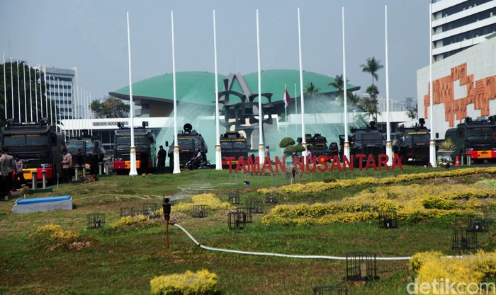 Persiapan pengamanan demo di gedung DPR MPR. Foto: Lamhot Aritonang Persiapan pengamanan demo di gedung DPR MPR. Foto: Lamhot Aritonang