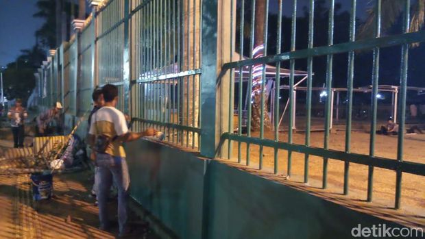 Coretan nakal di gerbang DPR dihapus.