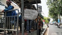 Ada pula peserta aksi yang membawa poster tertulis hutan kok dibakar sebagai upaya untuk menggalakan aksi melindungi bumi.
