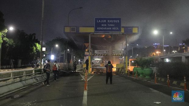 Suasana kebakaran gerbang tol Pejompongan, Jakarta, Selasa (24/9/2019). Gerbang tol pejompongan ke arah cawang terbakar akibat bentrokan para pendemo. (CNBC Indonesia/Andrean Kristianto)