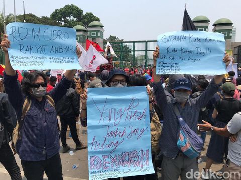 Poster unik dalam demo di depan gedung DPR.