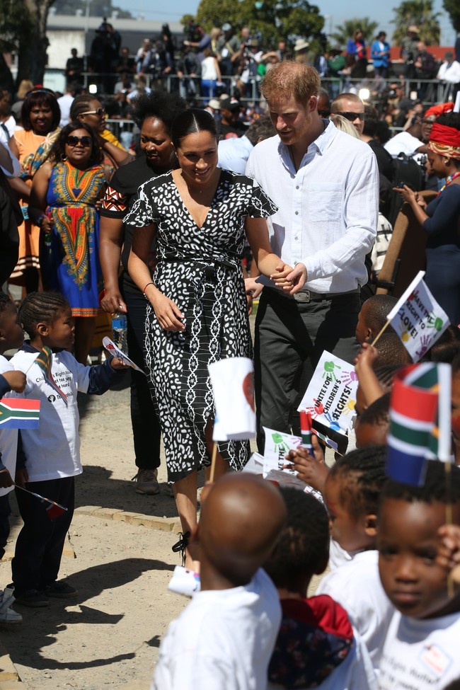 Menurut situs label Maya Miko, gaun tersebut tersertifikasi Fair Trade (perdagangan adil) dan ramah lingkungan karena minim limbah serta dibuat dengan energi yang berasal dari listrik tenaga surya. (Foto: Getty Images)