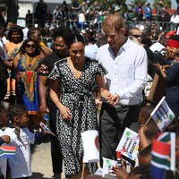 Menurut situs label Maya Miko, gaun tersebut tersertifikasi Fair Trade (perdagangan adil) dan ramah lingkungan karena minim limbah serta dibuat dengan energi yang berasal dari listrik tenaga surya. (Foto: Getty Images)