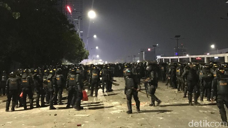 Masih Panas di Slipi, Massa Lempari Batu ke Brimob Masih Panas di Slipi, Massa Lempari Batu ke Brimob