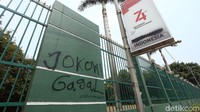 Sejumlah tulisan berisi kekecewaan massa aksi tersebut terlihat di sejumlah area yang berada di sekitar depan gedung DPR, Jakarta. Sejumlah tulisan berisi kekecewaan massa aksi tersebut terlihat di sejumlah area yang berada di sekitar depan gedung DPR, Jakarta.