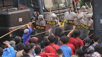 Beberapa bentrok tak terhindarkan.