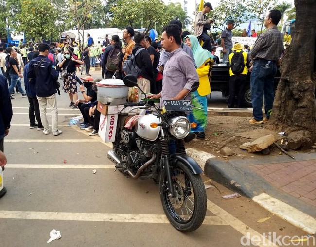 Barracuda Siaga saat Demo, Kawasaki W175 Jadi Gerobak Siomay