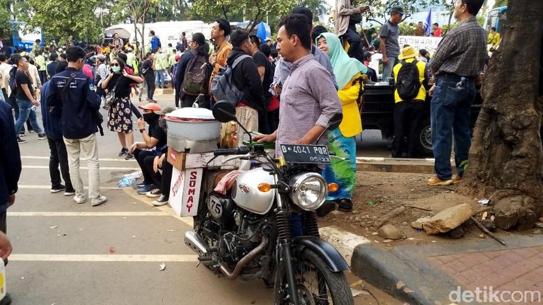 Nyentrik, Pedagang Siomay di Aksi Demo Ini Pakai Kawasaki W175