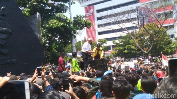 Kata Ganjar Pranowo kepada Mahasiswa Usai Perobohan Pagar DPRD Jateng