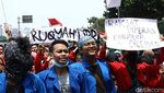 Deretan Tulisan Nyeleneh di Demo Mahasiswa Depan Gedung DPR