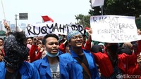 Nampak mahasiswa membawa poster bertuliskan ruqyah DPR dalam aksi demo tersebut.