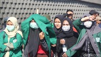 Sementara di Jalan Urip Sumoharjo, mahasiswa berasal dari Universitas Hasanuddin (Unhas) dan Universitas Muslim Indonesia (UMI) Makassar. Belakangan mahasiswa Unhas dilaporkan menarik diri dari demonstrasi.